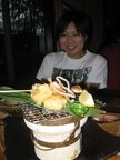 R8582 Osaka - restaurant specialise dans le poulpe - poulpe sur grill au charbon de bois