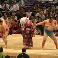 R9626_Nagoya_-_dohyo_de_sumo_-_Otsukasa_vs_Toki.JPG