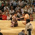 R9715 Nagoya - dohyo de sumo - Asashoryu recoit les primes des sponsors