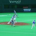 R9993 Fukuoka - Baseball - le batteur tente de prendre la premiere base