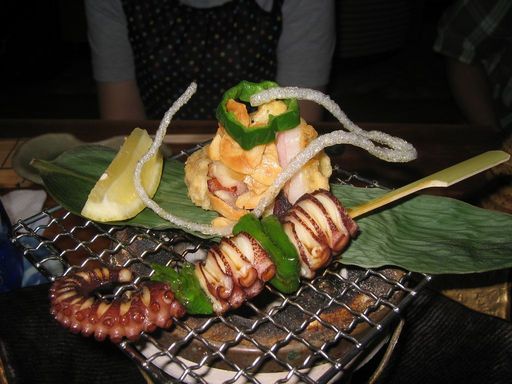 06_Osaka_-_restaurant_specialise_dans_le_poulpe_-_sur_grill_au_charbon_de_bois.JPG