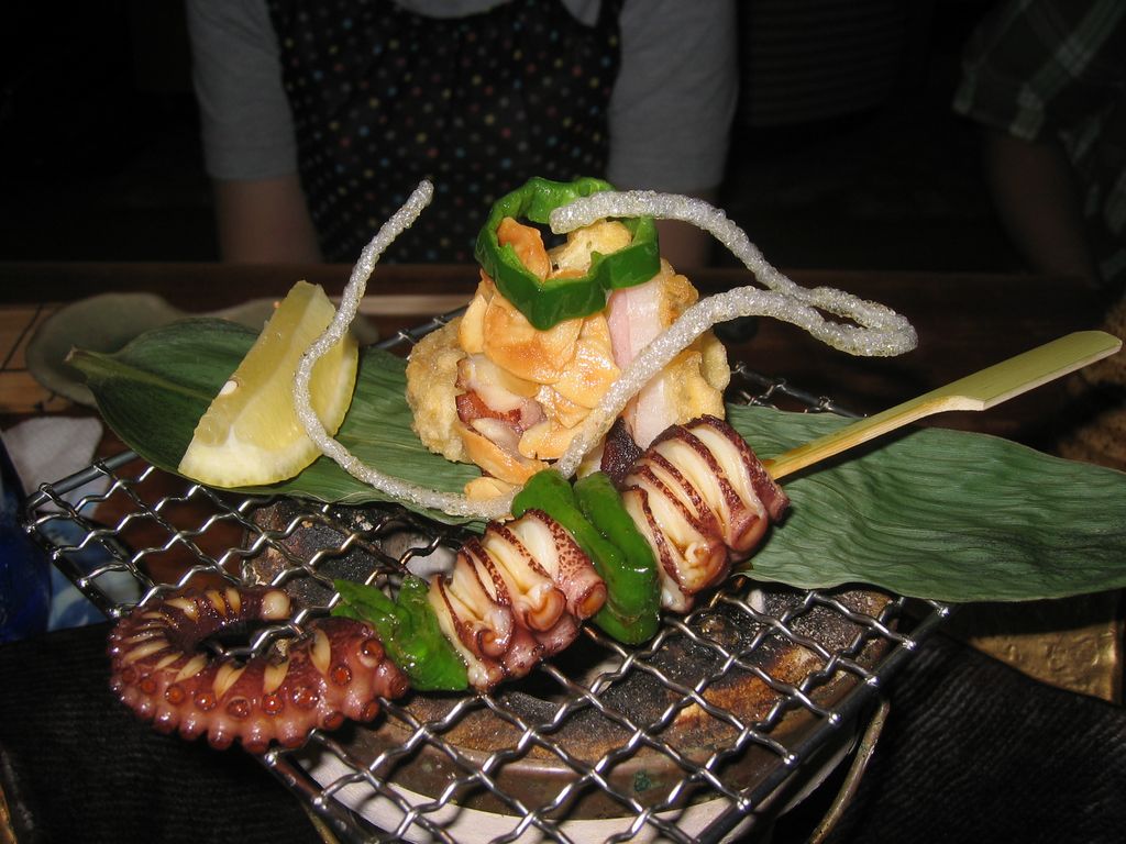 R8584 Osaka - restaurant specialise dans le poulpe - sur grill au charbon de bois
