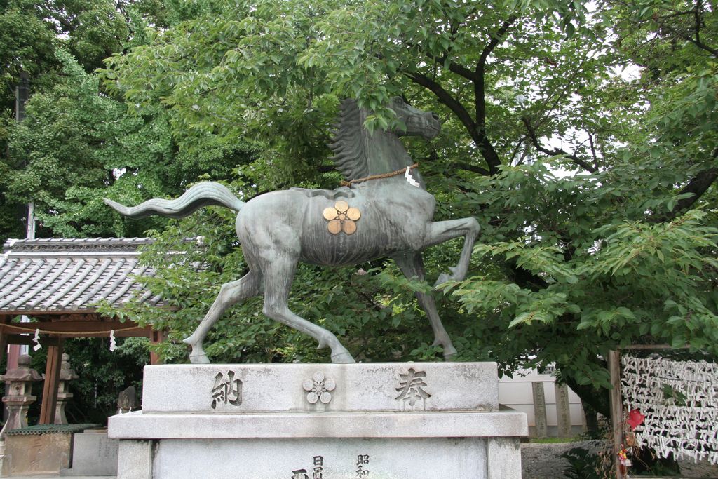 R9294_Osaka_-_Hagiharatenjin_-_statue_de_cheval.JPG