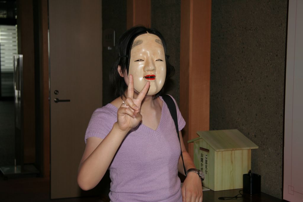 R9609 Nagoya - Theatre No - Kyoko teste un masque
