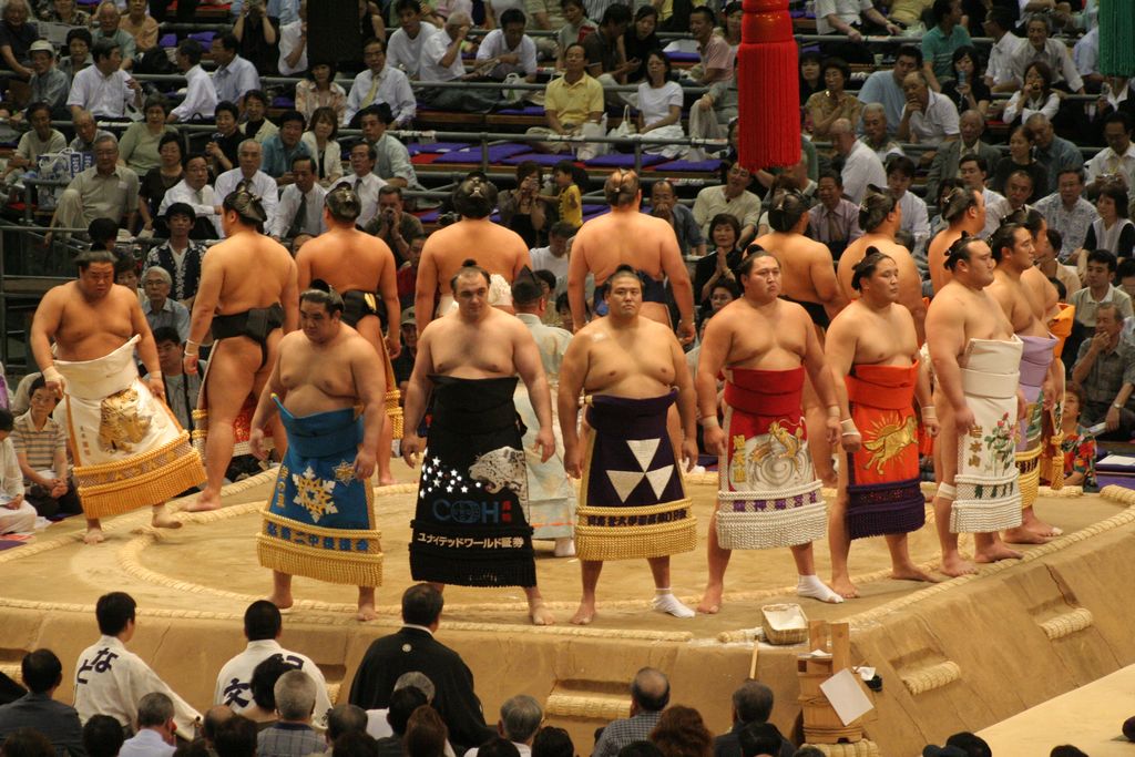 R9630 Nagoya - dohyo de sumo - Presentation des sumos de l ouest avec un russe qui chatoye