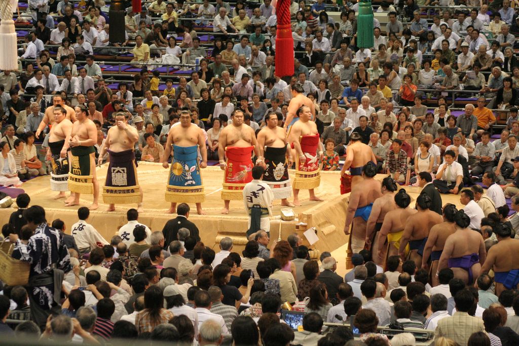 R9632 Nagoya - dohyo de sumo - Entree et presentation des sumos de l est 1ere division 