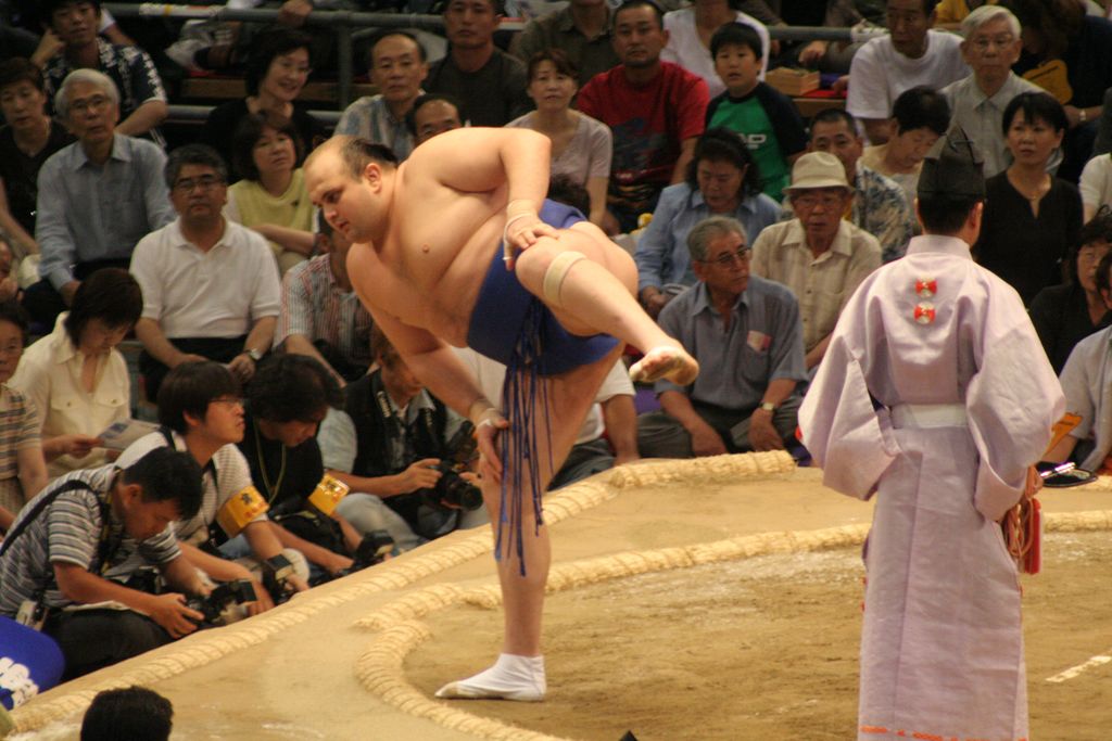 R9643 Nagoya - dohyo de sumo - Hakurozan frappe rituellement le sol pour effrayer les demons