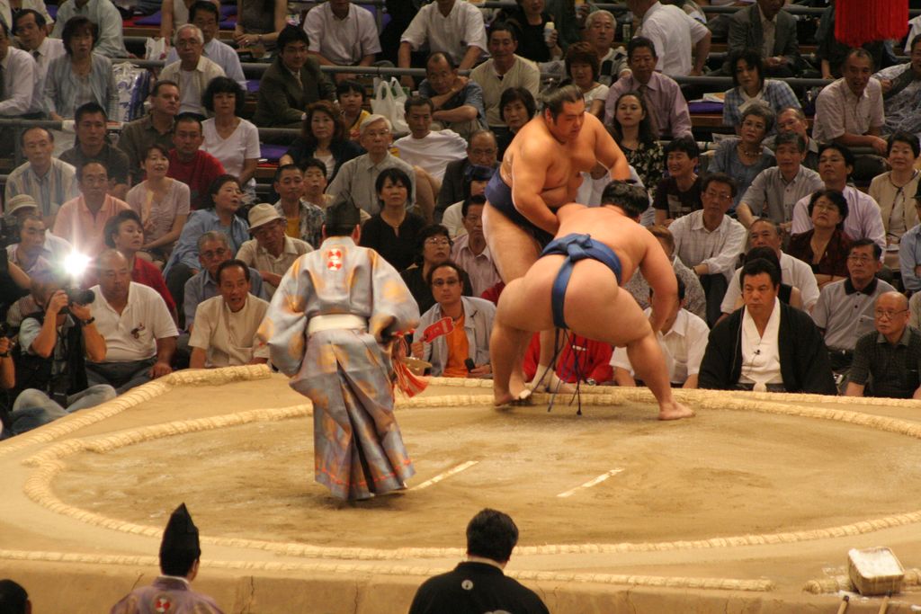 R9654 Nagoya - dohyo de sumo - Jumonji est expulse par Kotoshogiku