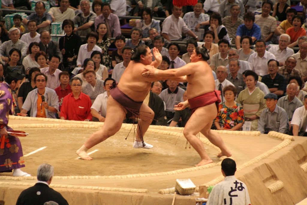 R9675 Nagoya - dohyo de sumo - Miyabiyama maltraite Kyokushuzan