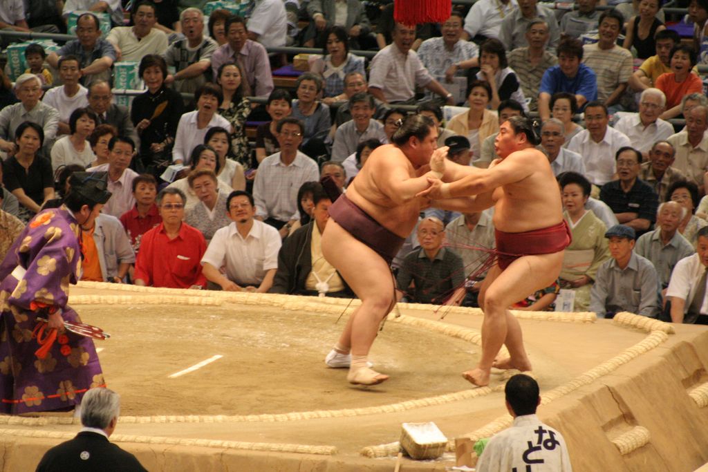 R9676 Nagoya - dohyo de sumo - Miyabiyama pousse Kyokushuzan