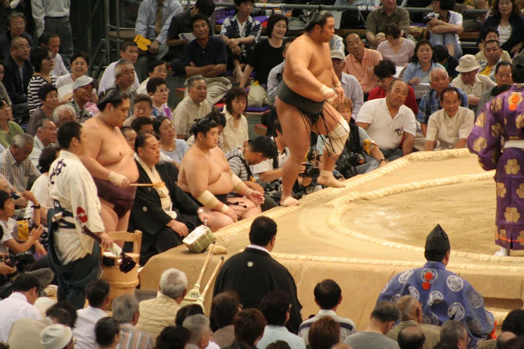 R9678 Nagoya - dohyo de sumo - Kakizoe entre sur le dohio