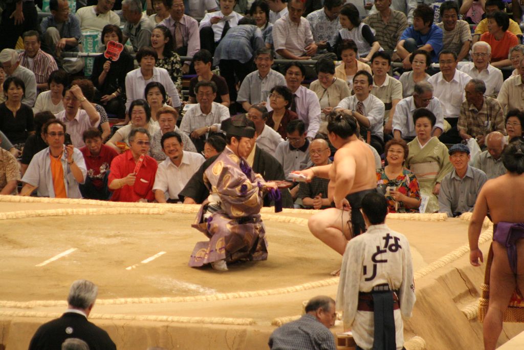R9715 Nagoya - dohyo de sumo - Asashoryu recoit les primes des sponsors