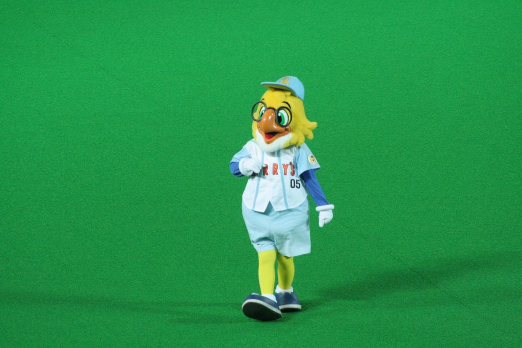 R9937 Fukuoka - Baseball - une mascotte des Hawks