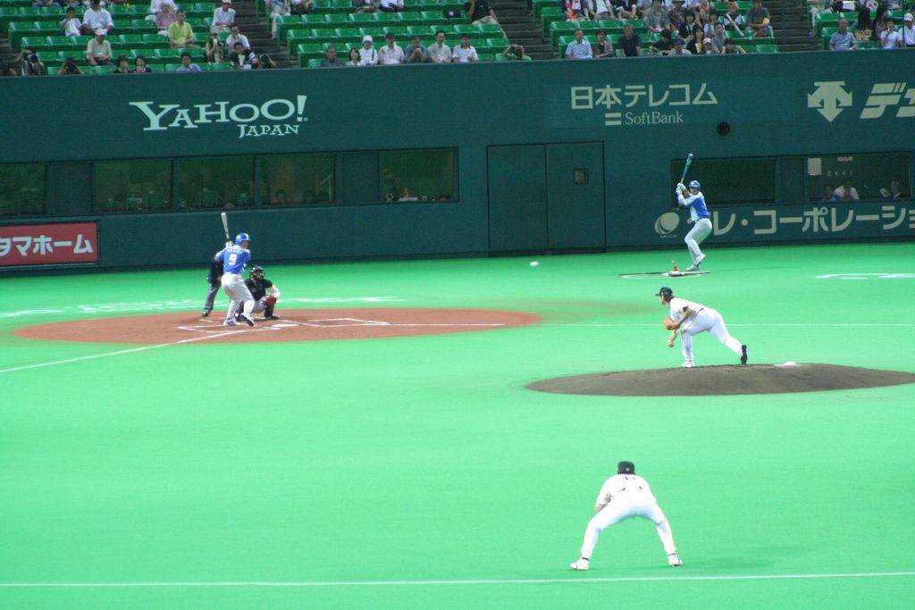 R9942 Fukuoka - Baseball - Un Lions tente de receptionner une balle de baseball arrivant a pres de 140 kmph