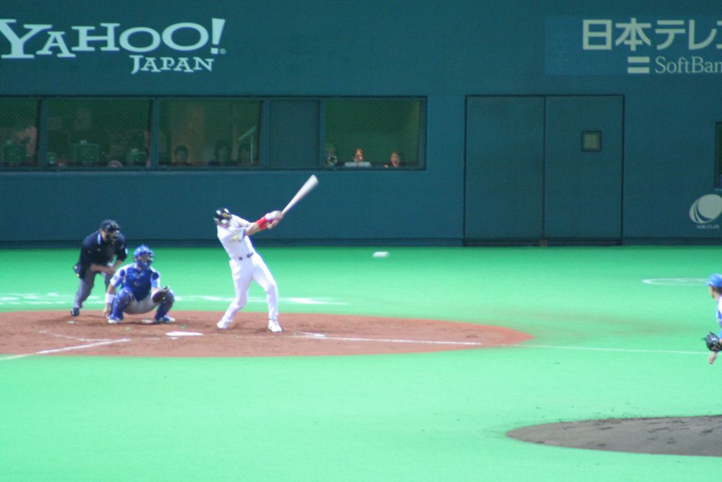 R9972 Fukuoka - Baseball - la balle est renvoyee