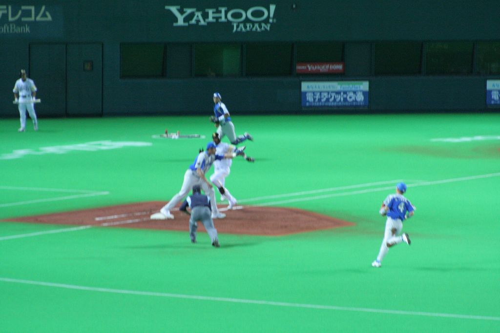 R9993_Fukuoka_-_Baseball_-_le_batteur_tente_de_prendre_la_premiere_base.JPG