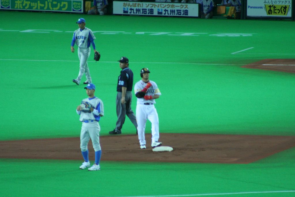 R9999006_Fukuoka_-_baseball_-_Un_hawks_sur_la_seconde_base.JPG