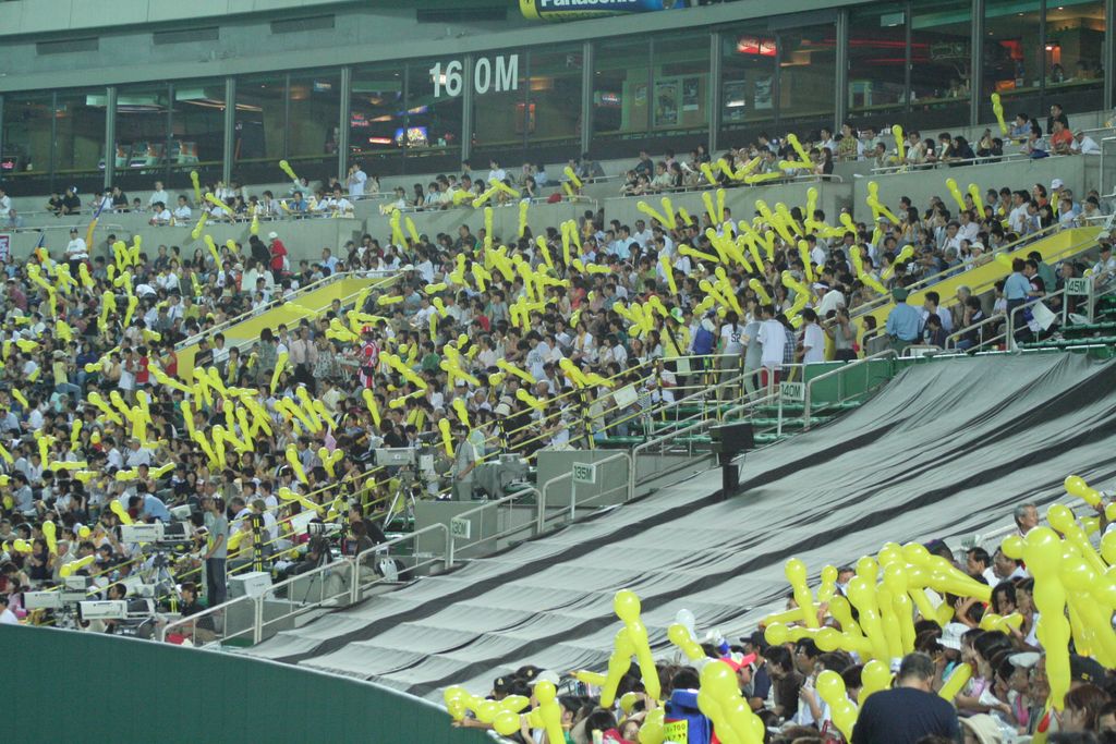 R9999011 Fukuoka - Baseball - juste avant le lacher de ballons de la 7eme