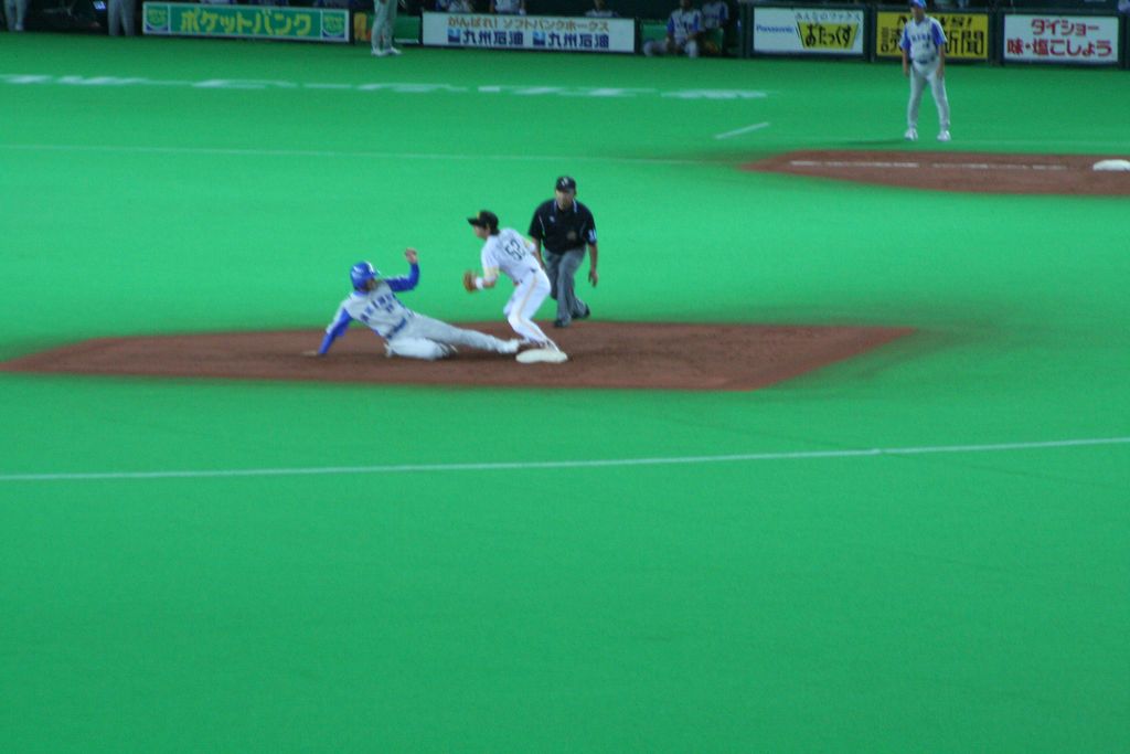R9999016_Fukuoka_-_baseball_-_Un_Lions_prend_de_justesse_la_seconde_base.JPG