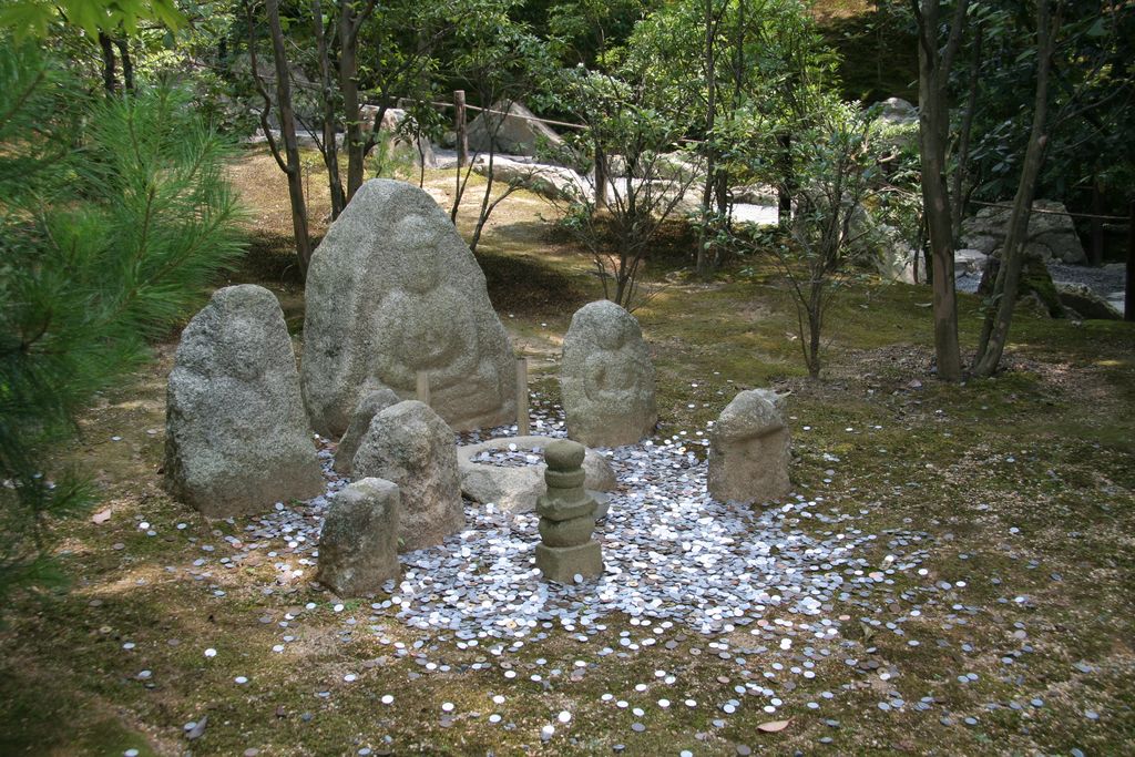 R9999071 Kyoto - Kinkaku-ji - Bouddhas en pierre