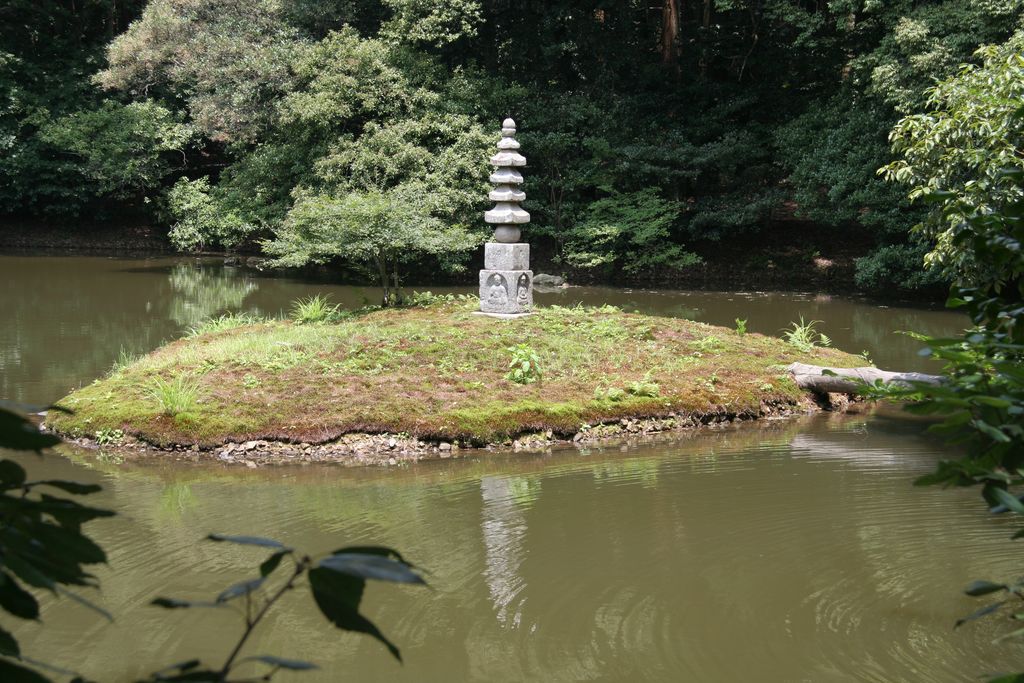 R9999073 Kyoto - Kinkaku-ji - Tombe du serpent blanc