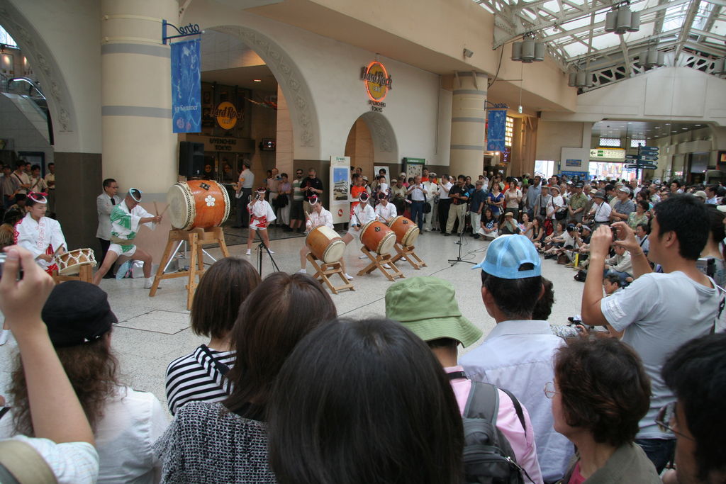 R0112 Tokyo - station de Ueno - tambours traditionnels